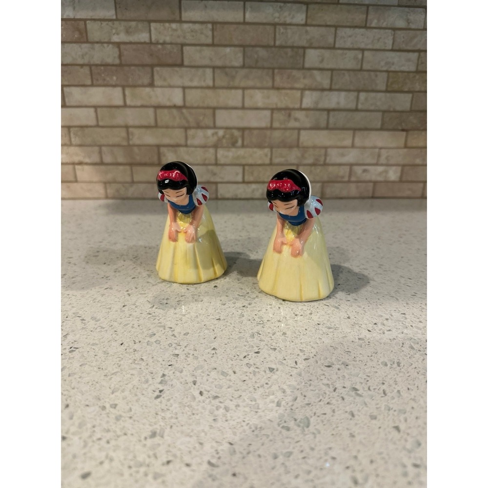 Disney's Snow White Salt/ Pepper Shaker With Bottom Cap. Good Condition